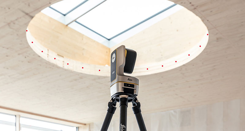 Le Leica iCON iCS20 utilisé pour relever des points d’une ouverture ronde prévue pour l’installation d’un escalier.